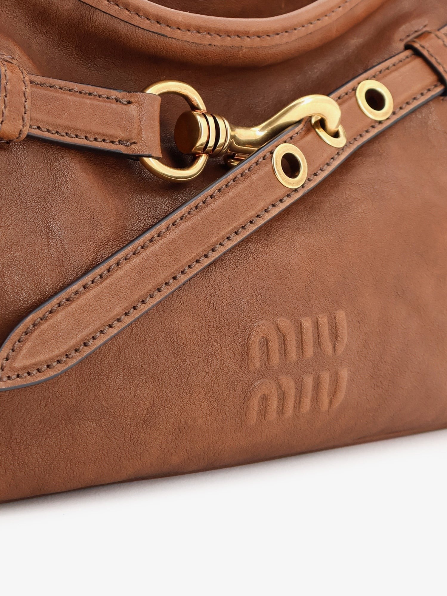 Aventure leather bag with embossed front logo