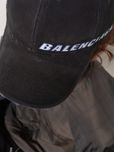 Cotton baseball hat with distressed effect