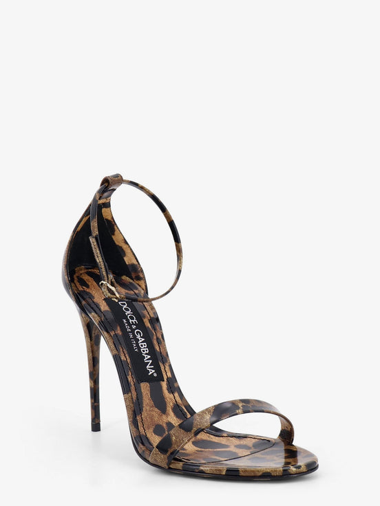 Leather sandals with leo print