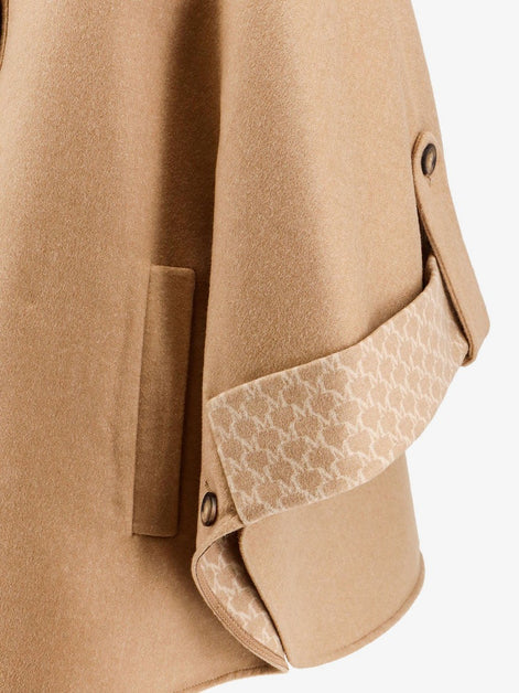 Virgin wool and cashmere cape wih pockets on the front